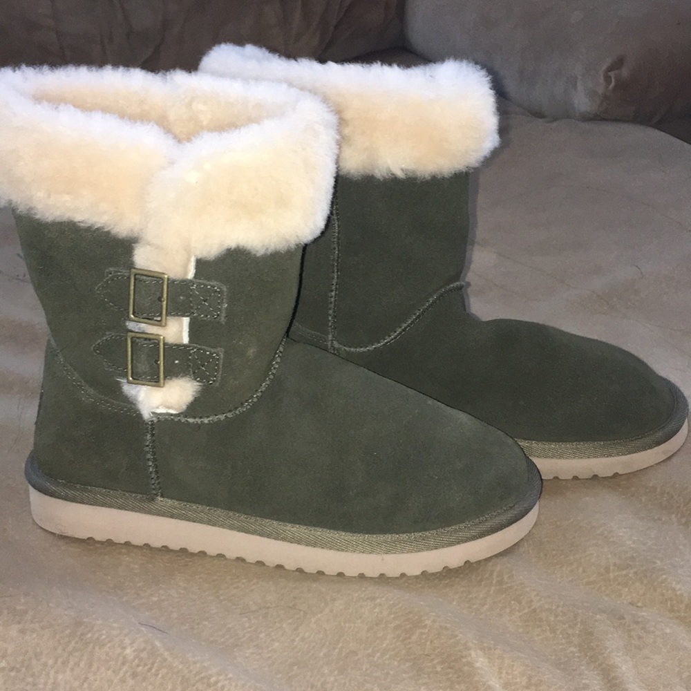 Brand new!! Kookaburra by UGG. Forest green boots.
